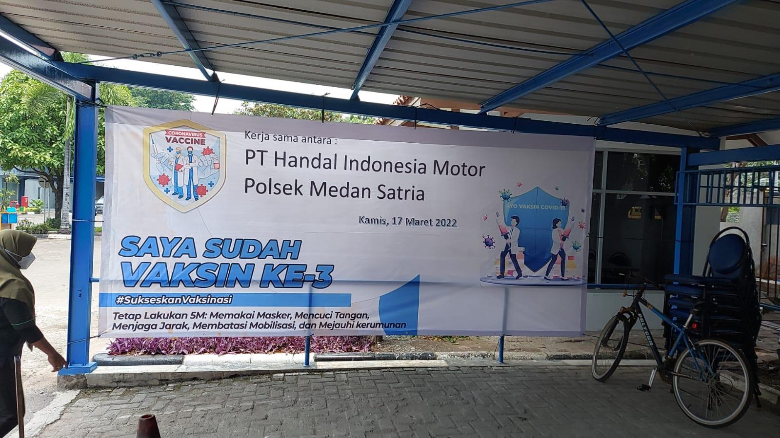 PT Handal Indonesia Motor Together with Medan Satria Police Held Covid-19 Vaccination